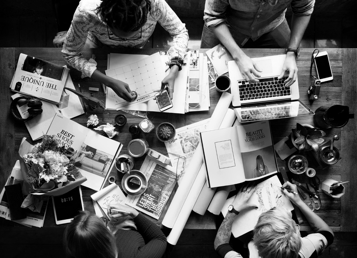 Mesa de trabajo con herramientas y recursos de diseño y desarrollo digital