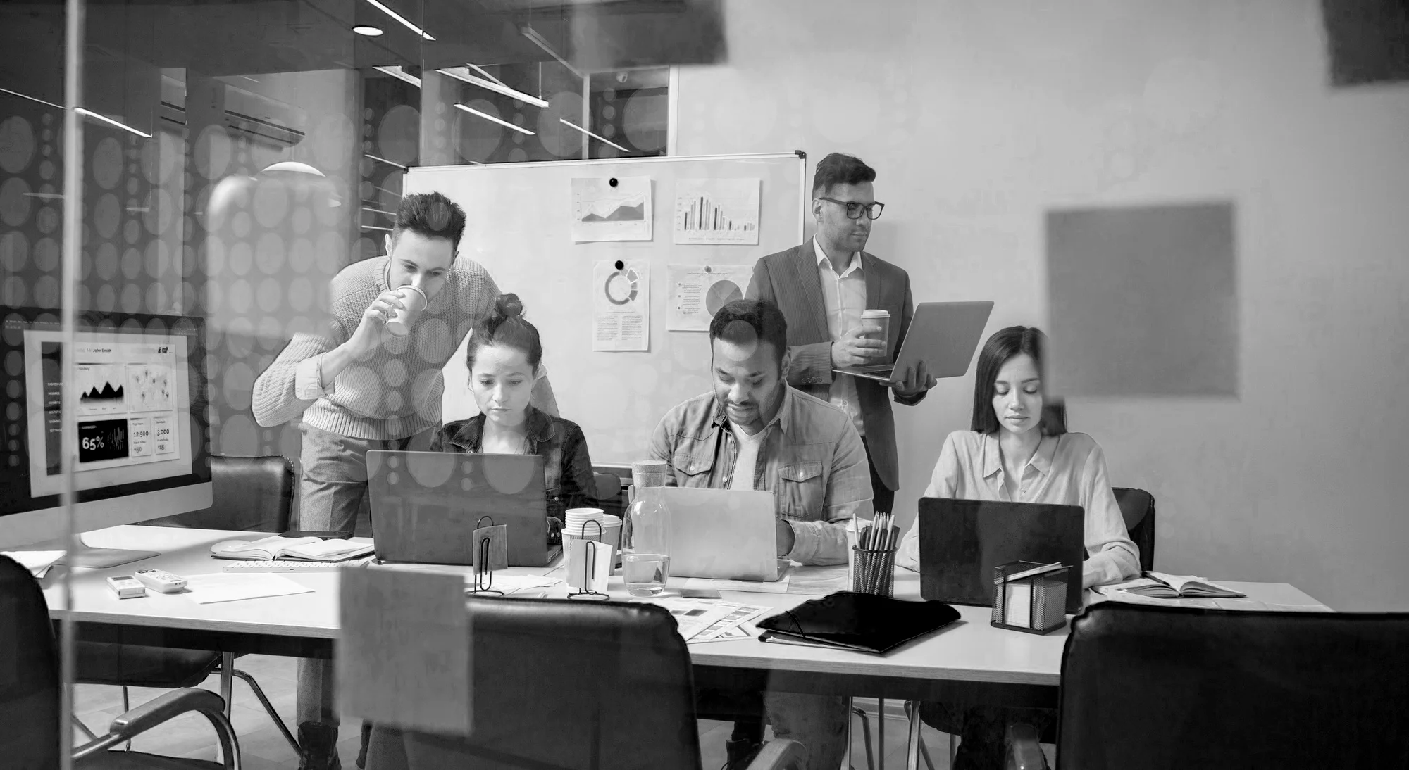 Equipo de consultores y desarrolladores en entorno de trabajo colaborativo